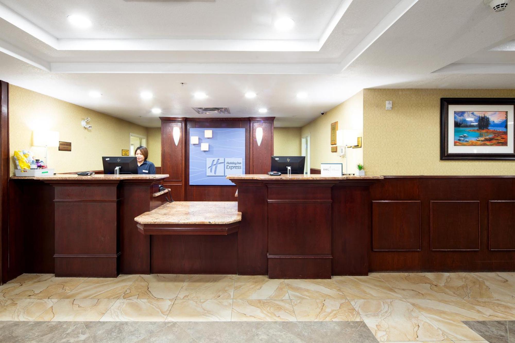 Holiday Inn Express Hotel & Suites Edson By Ihg Ngoại thất bức ảnh