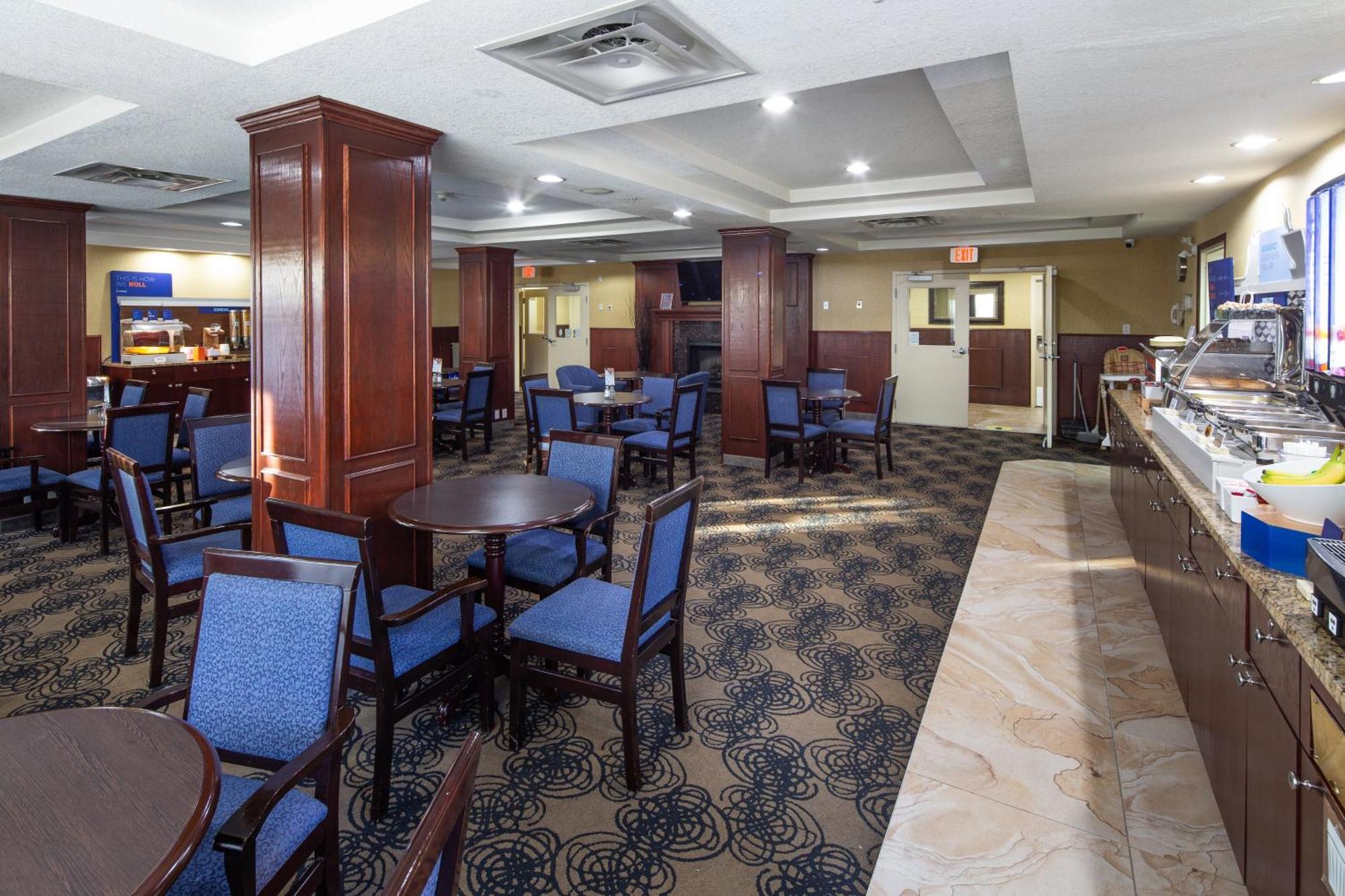 Holiday Inn Express Hotel & Suites Edson By Ihg Ngoại thất bức ảnh